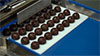Démouleuse automatique pour démouler des pralines ou des barres de chocolat à l'intérieur des moules